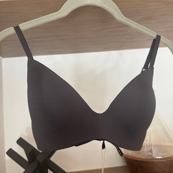 SKIMS Wireless Form Lightly Lined Bra in Onyx - Picture 2 of 5
